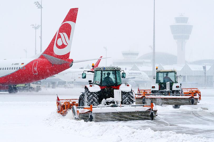 Schneeräumen am Münchner Flughafen: Wegen der verschneiten Pisten müssen Flüge gestrichen werden