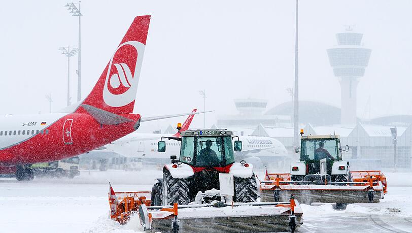 Schneeräumen am Münchner Flughafen: Wegen der verschneiten Pisten müssen Flüge gestrichen werden Schneeräumen am Münchner Flughafen: Wegen der verschneiten Pisten müssen Flüge gestrichen werden