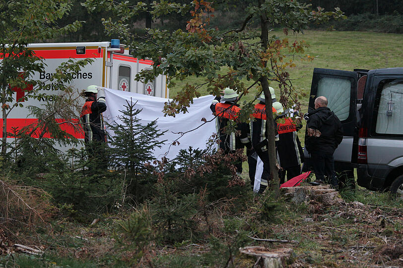 Unfall bei Waldarbeiten im Landkreis Erding: Ein 15-Jähriger ist von einem Baum getötet worden. Der Notarzt versuchte noch, den Jungen zu reanimieren. Doch zwecklos. Der Bub starb noch an der Unfallstelle