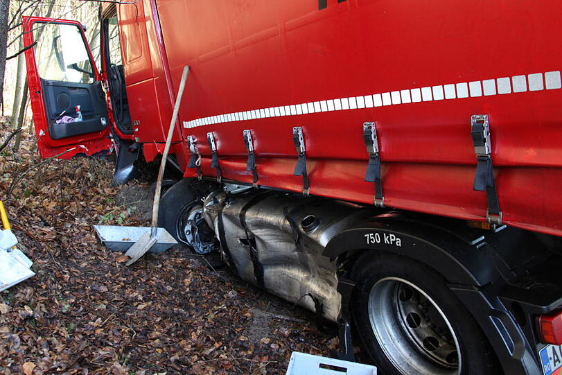 Der 21-Jährige kam auf Höhe eines Waldstücks nahe Reichertsheim (Landkreis Mühldorf am Inn) von der Fahrbahn ab und geriet in den Gegenverkehr.