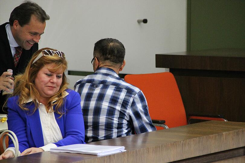 Soll zugestochen haben: Ben S. (Name geändert) auf der Anklagebank mit Dolmetscherin und Anwalt.