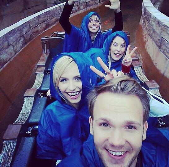 Lena Gercke mit Freundin in der Wildwasserbahn