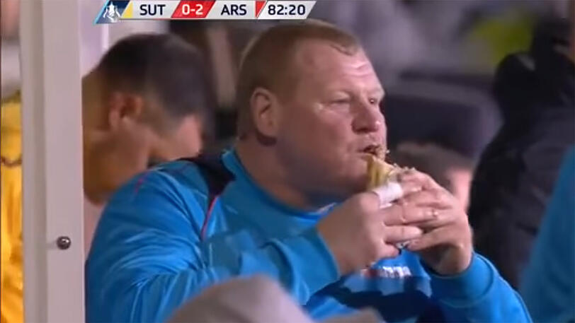 Wayne Shaw (45) hat seinen Ruf als Publikumsliebling bei Sutton auf die ihm eigene Weise untermauert.