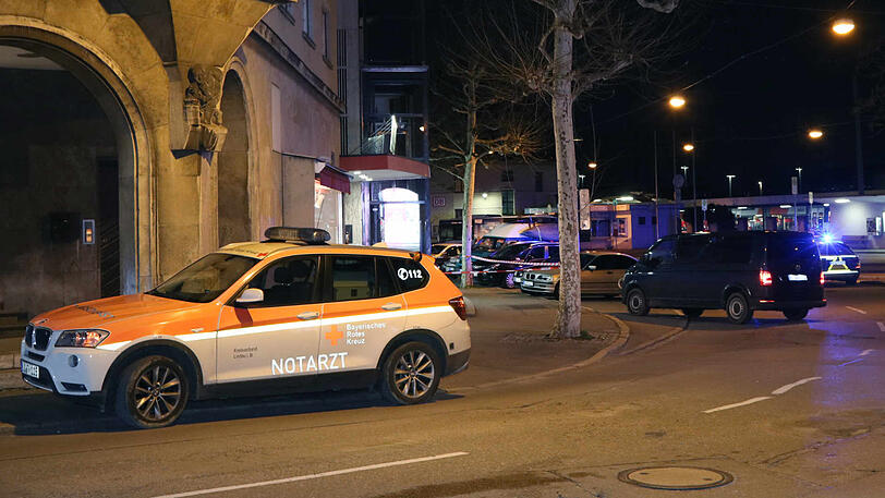 Fahrzeuge von Rettungsdienst und Polizei stehen an einer Einsatzstelle in Lindau. In einem Hotel in Lindau am Bodensee ist ein Mensch gestorben.