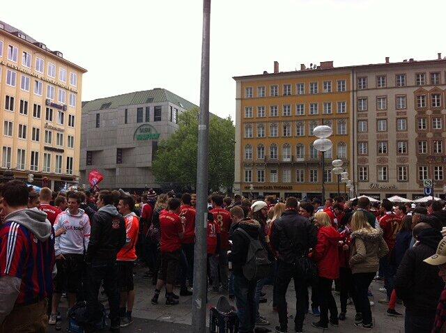 Hunderte von Fans feiern lautstark.