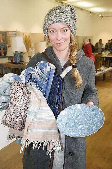 Jana E. (32), Modedesignerin: "Ich habe etliche Sachen gefunden: schöne Tücher, Schals in tollen Blautönen und eine wunderbare tunesische Obstschale &ndash; alles für 40 Euro. Nächstes Mal will ich allerdings früher kommen und als eine der ersten da sein - denn die besten Sachen sind halt doch am schnellsten weg."