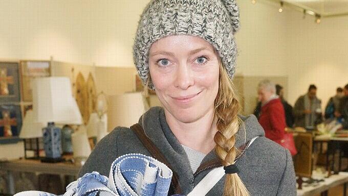 Jana E. (32), Modedesignerin: "Ich habe etliche Sachen gefunden: schöne Tücher, Schals in tollen Blautönen und eine wunderbare tunesische Obstschale – alles für 40 Euro. Nächstes Mal will ich allerdings früher kommen und als eine der ersten da sein - denn die besten Sachen sind halt doch am schnellsten weg." Jana E. (32), Modedesignerin: "Ich habe etliche Sachen gefunden: schöne Tücher, Schals in tollen Blautönen und eine wunderbare tunesische Obstschale – alles für 40 Euro. Nächstes Mal will ich allerdings früher kommen und als eine der ersten da sein - denn die besten Sachen sind halt doch am schnellsten weg."