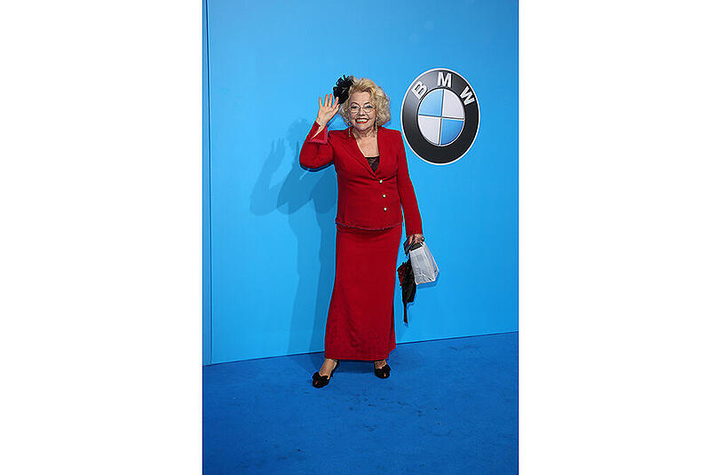 Veronika von Quast auf dem blauen Teppich der 28. Verleihung des Bayerischen Fernsehpreises in München.