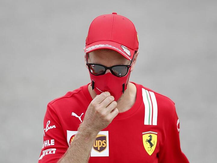 Entspannt mit Lesen abseits der Formel-1-Strecke: Ferrari-Pilot Sebastian Vettel.
