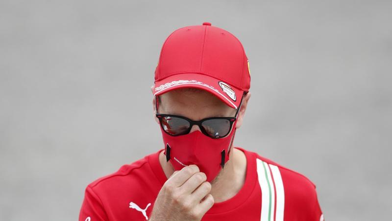 Entspannt mit Lesen abseits der Formel-1-Strecke: Ferrari-Pilot Sebastian Vettel.