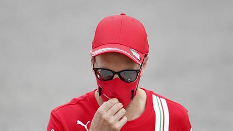 Entspannt mit Lesen abseits der Formel-1-Strecke: Ferrari-Pilot Sebastian Vettel.