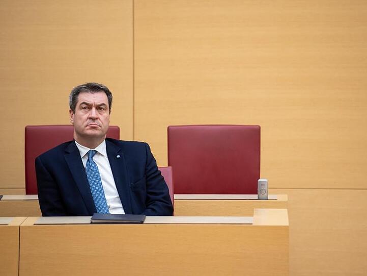 Markus Söder (CSU), Ministerpräsident von Bayern, sitzt im bayerischen Landtag. Foto: Sven Hoppe/dpa