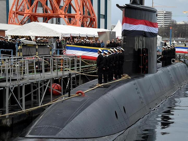 Besatzungsmitglieder stehen auf der Werft von ThyssenKrupp Marine Systems in Kiel bei der Übergabe eines neuen U-Bootes an die Marine der Arabischen Republik Ägypten auf dem Boot "S-41".