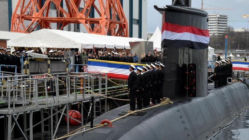 Besatzungsmitglieder stehen auf der Werft von ThyssenKrupp Marine Systems in Kiel bei der Übergabe eines neuen U-Bootes an die Marine der Arabischen Republik Ägypten auf dem Boot "S-41". Besatzungsmitglieder stehen auf der Werft von ThyssenKrupp Marine Systems in Kiel bei der Übergabe eines neuen U-Bootes an die Marine der Arabischen Republik Ägypten auf dem Boot "S-41".