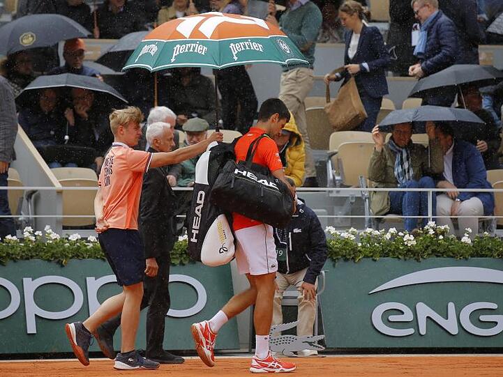 Wegen starken Regens wurde das Halbfinale von Novak Djokvic gegen Dominic Thiem auf den Samstag vertragt.