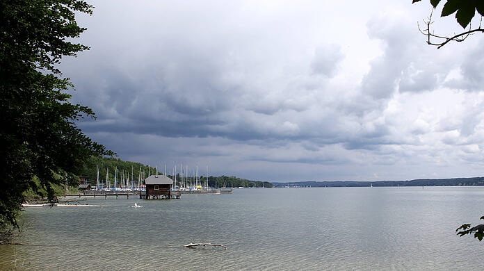 Feldafing, Bayern, Deutschland 29. Mai 2022: Feldafing Landkreis Starnberg. Hier der Blick vom Feldafinger Park auf den Starnberger See, an einem gewittrigen Tag mit dunklen Wolken am Himmel, hier Blick Richtung Norden *** Feldafing, Bavaria, Germany 29 May 2022 Feldafing county Starnberg Here the view from the Feldafing park to the Starnberger lake, on a thundery day with dark clouds in the sky, here view to the north
