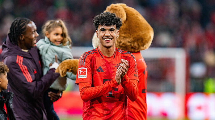 Willkommen bei der ersten Mannschaft: Am Samstagnachmittag gab Außenverteidiger-Hoffnung Adam Aznou in den letzten zehn Minuten sein Debüt.