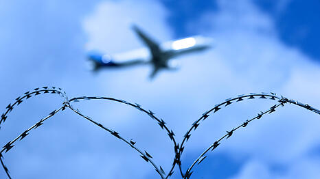 Am M&uuml;nchner Flughafen soll ein Abschiebezentrum gebaut werden. Dagegen regt sich Widerstand. (Symbolbild)