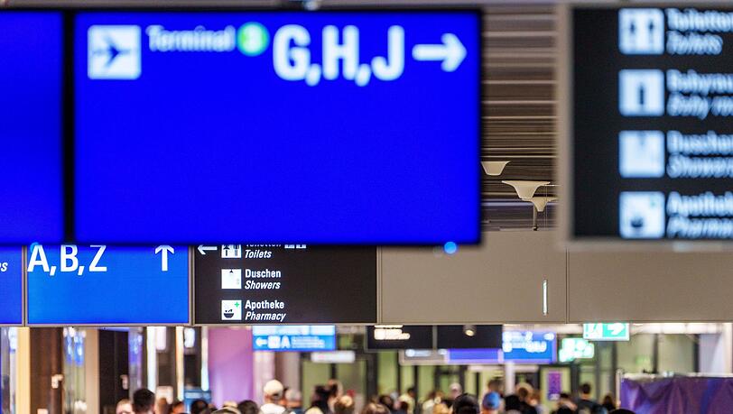 Im Sommer-Hochbetrieb sorgt das neue EU-Grenzverfahren für zusätzliche Wartezeiten am Flughafen. (Symbolbild) Im Sommer-Hochbetrieb sorgt das neue EU-Grenzverfahren für zusätzliche Wartezeiten am Flughafen. (Symbolbild)