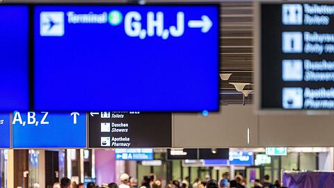Im Sommer-Hochbetrieb sorgt das neue EU-Grenzverfahren f&uuml;r zus&auml;tzliche Wartezeiten am Flughafen. (Symbolbild)
