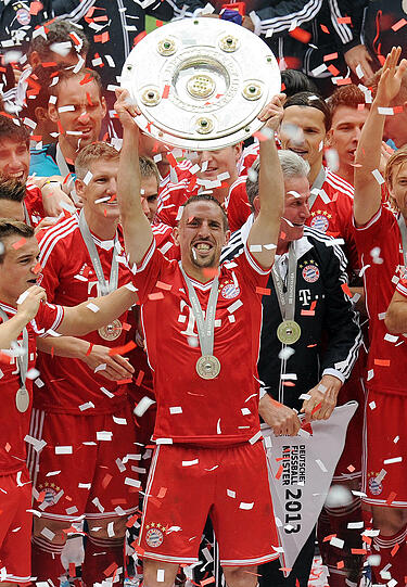 Ein Jahr später ist das zwar nicht vergessen, aber ein Ansporn für Ribery und den FC Bayern München. Es wird die wohl bisher stärkste Saison des Franzosen. Mit unglaublichen Leistungen führt der Dribblekünster den FC Bayern zur Meisterschaft.