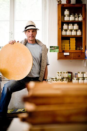Glucklicher Imker, gluckliche Bienen: Nur mit Smoker &ndash; einem qualmenden Rauchfass &ndash; begegnet Andreas Pixis seinen 25 Bienenvölkern.
