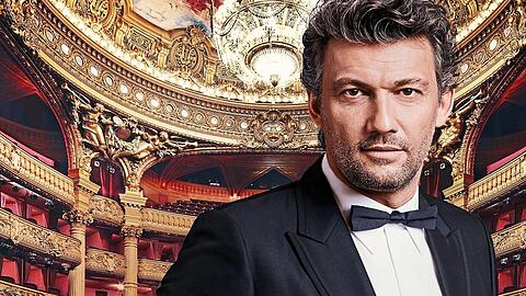 Mindestens das Gold der Logen glänzt beträchtlich, und der rote Samt leuchtet: Jonas Kaufmann in der Opéra Garnier in Paris.