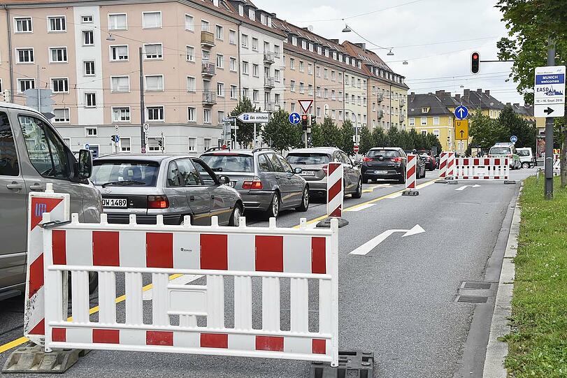 Seit Freitag ist die Einsteinstraße zwischen Mittlerem Ring und Vogelweideplatz gesperrt: Sofort brach das Verkehrschaos aus.