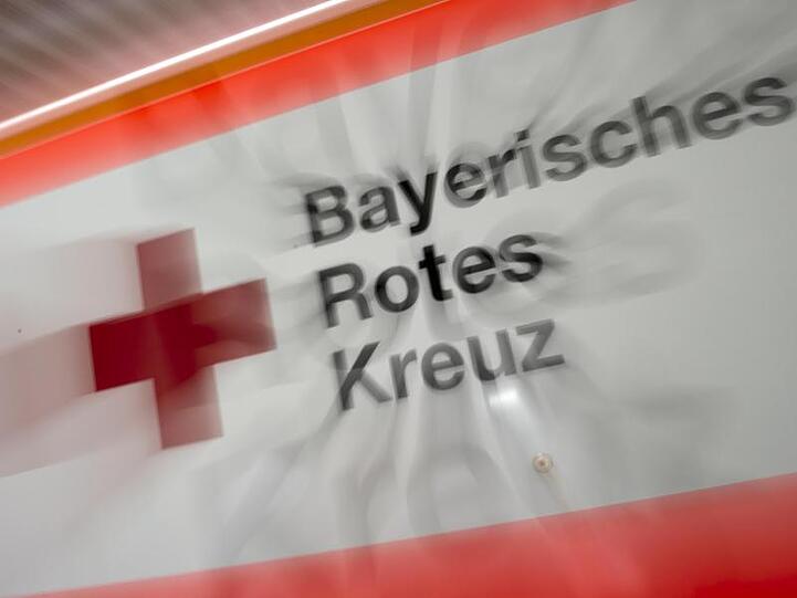 Das Logo des Bayerischen Roten Kreuzes. Foto: Peter Kneffel/dpa/Archivbild