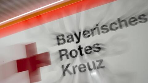 Das Logo des Bayerischen Roten Kreuzes. Foto: Peter Kneffel/dpa/Archivbild