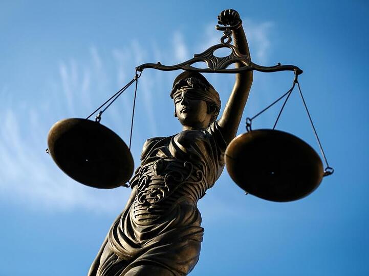 Eine Statue der Justitia hält eine Waage in ihrer Hand. Foto: David-Wolfgang Ebener/dpa/Archivbild