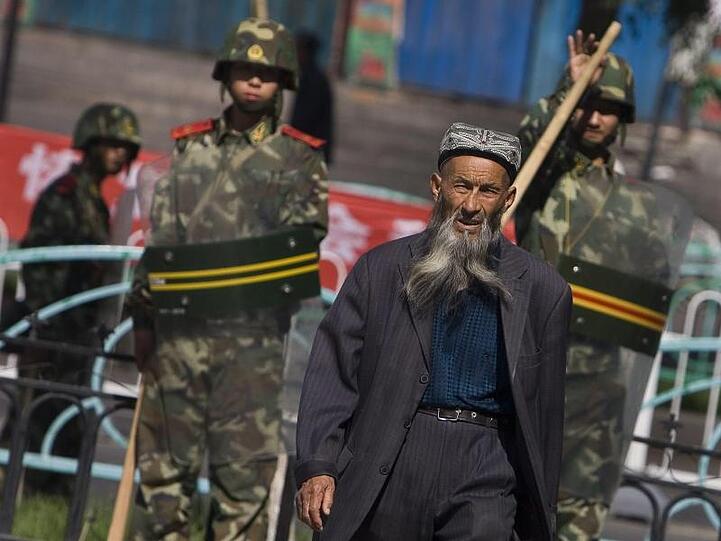 Von Sicherheitskräften beobachtet: Ein Angehöriger der uigurischen Minderheit in China.