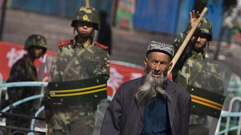 Von Sicherheitskräften beobachtet: Ein Angehöriger der uigurischen Minderheit in China.