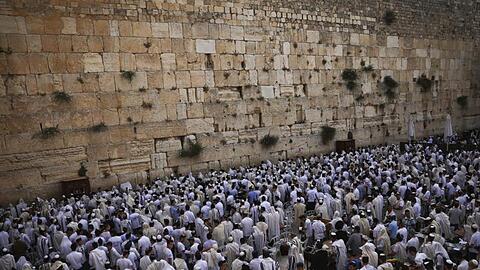Gläubige beten anlässlich des Jerusalemtags an der Klagemauer.