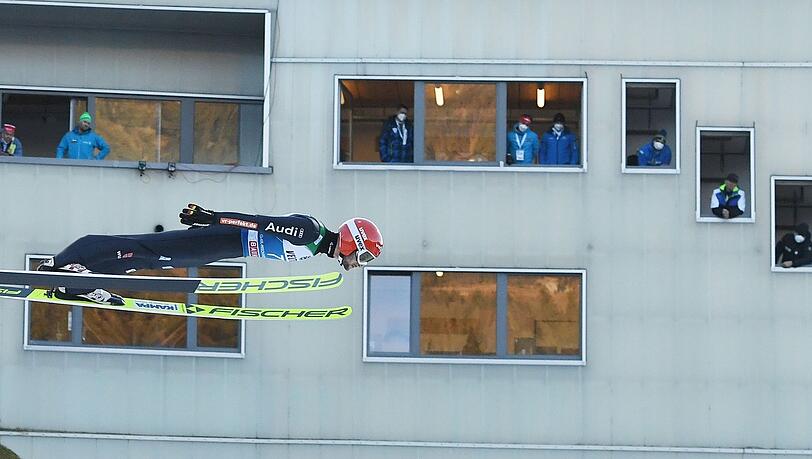Markus Eisenbichler aus Deutschland springt in der Qualifikation.