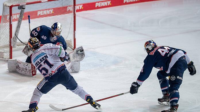 EHC-Goalie Henrik Haukeland beim Rebound chancenlos: Nielsen trifft zum 2:1 für die Eisbären.