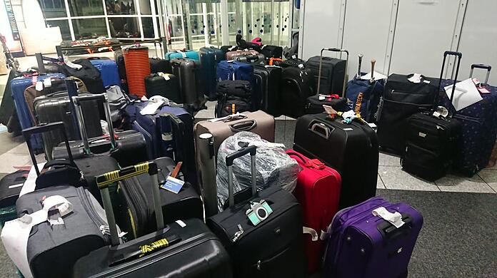 Ein Bild vom vergangenen Juli: Unzählige Koffer stehen am Münchner Flughafen herum.