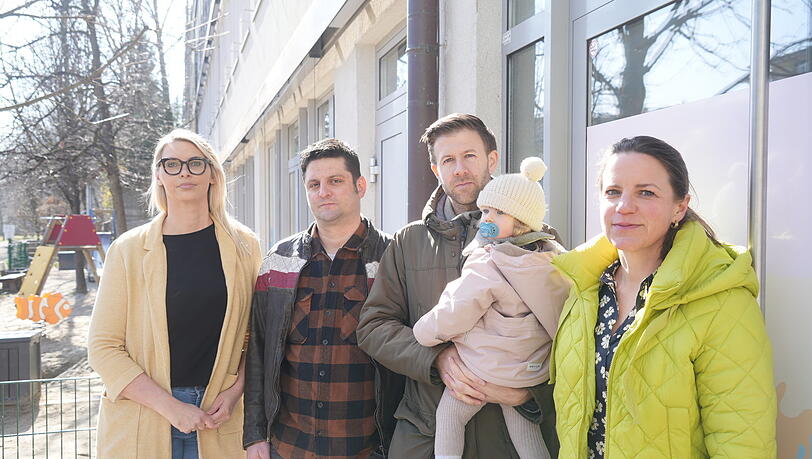 Sie sind besorgt: (v.l.) Jennifer Blume, die sich im Elternbeirat engagiert, mit den ebenfalls betroffenen Eltern Michael Karmann, Dennis Fischer und Caroline Jäger, Geschäftsführerin der Seepferdchen Kita GmbH. Sie sind besorgt: (v.l.) Jennifer Blume, die sich im Elternbeirat engagiert, mit den ebenfalls betroffenen Eltern Michael Karmann, Dennis Fischer und Caroline Jäger, Geschäftsführerin der Seepferdchen Kita GmbH.