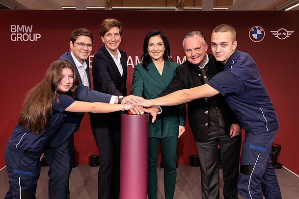 V.l.: Sarah Köre, Martin Kimmich, Ilka Horstmeier, Katherina Reiche, Christian Scharpf und Marius Mitschka weihen den Campus ein. V.l.: Sarah Köre, Martin Kimmich, Ilka Horstmeier, Katherina Reiche, Christian Scharpf und Marius Mitschka weihen den Campus ein.