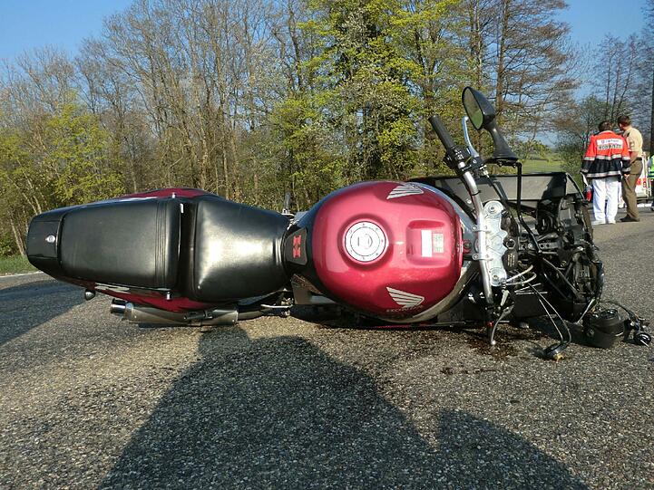 Ein Motorrad liegt nach dem Unfall auf der Straße (Motivbild).