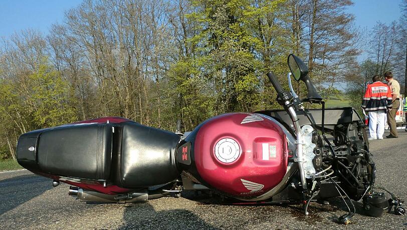 Ein Motorrad liegt nach dem Unfall auf der Straße (Motivbild). Ein Motorrad liegt nach dem Unfall auf der Straße (Motivbild).