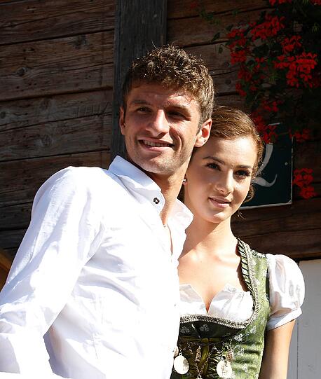 Thomas Müller und seine schöne Frau Lisa sind ganz traditionell in Lederhosn und Dirndl da. Statt rot-kariert bleibt Müller schlicht in weiß. Genauso wie...