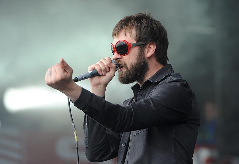 Sänger der britischen Indie-Rocker Kasabian, Tom Meighan, ballt am Ring die Faust zum Kampf. Zumindest sein Bart mach ihn ein bisschen cool.