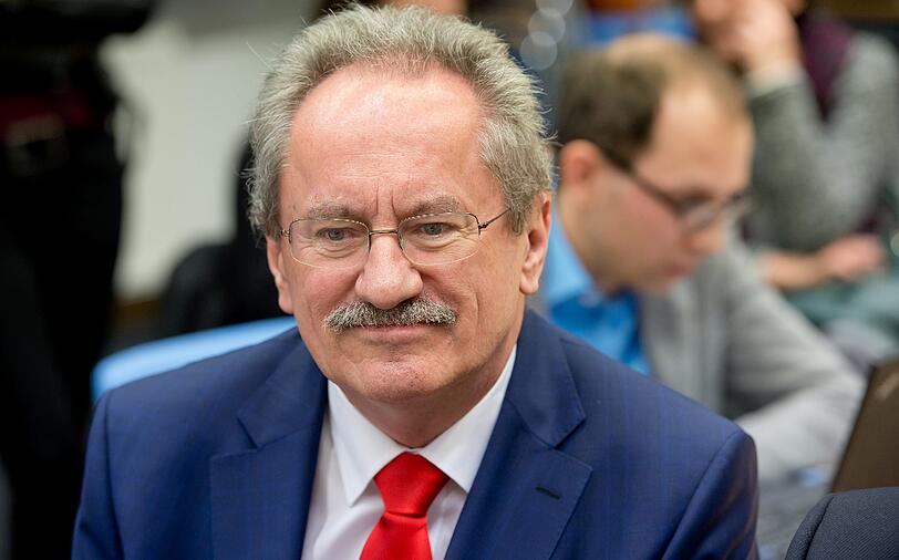 Zunächst schaut der amtierende Oberbürgermeister Christian Ude (SPD) noch skeptisch.