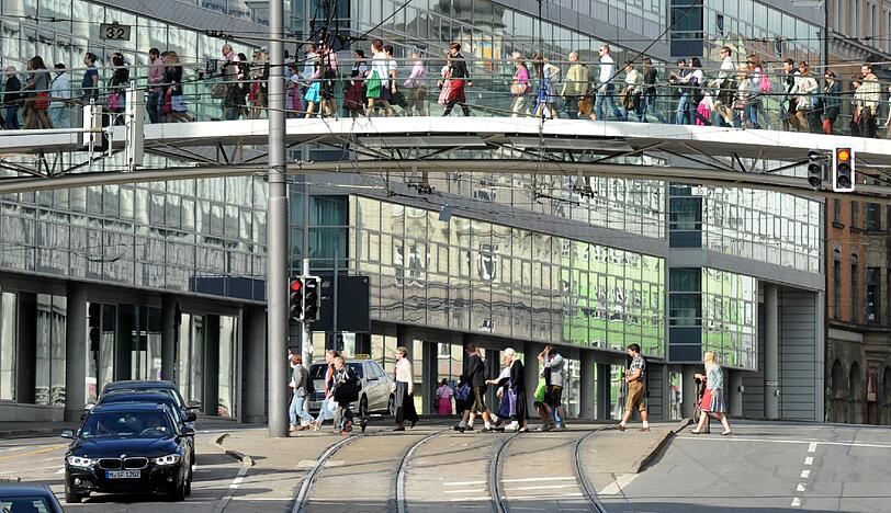 Menschenmassen strömen in Richtung Theresienwiese.