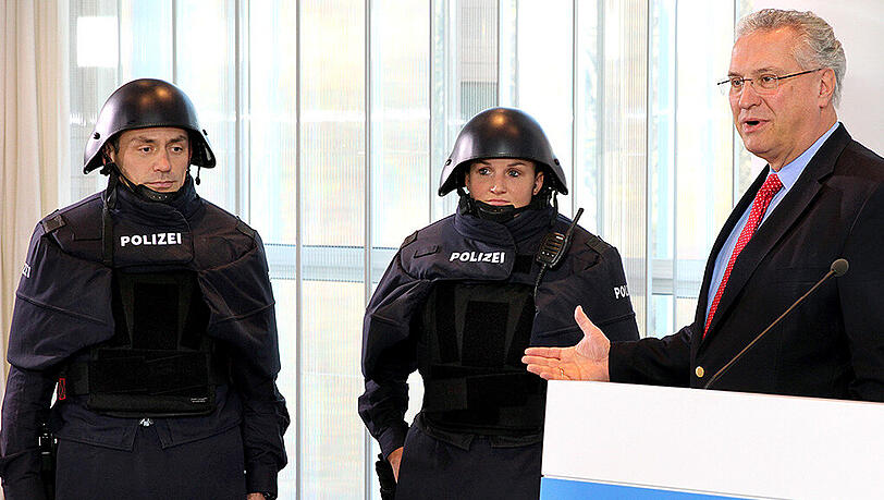 Bayerns Innenminister Joachim Herrmann (CSU, r.) präsentiert am 24.11.15 in der Münchner Staatskanzlei die neuen Schutzausrüstungen der Polizei. Bayerns Innenminister Joachim Herrmann (CSU, r.) präsentiert am 24.11.15 in der Münchner Staatskanzlei die neuen Schutzausrüstungen der Polizei.