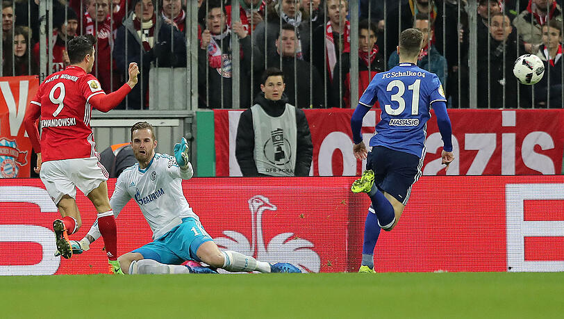 1. März 2017: Robert Lewandowski überlupft Schalke-Keeper Ralf Fährmann zum 1:0. 1. März 2017: Robert Lewandowski überlupft Schalke-Keeper Ralf Fährmann zum 1:0.