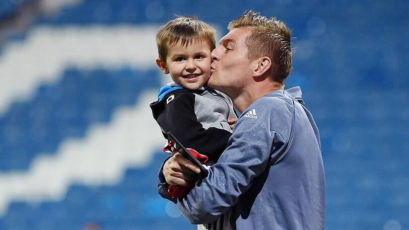 Leon gefiel das Bad in der Menge sichtlich: Er schaute hinauf zu den Bayern-Fans und winkte ihnen zu. Ein herrlicher Moment, den der stolze Vater Toni Kroos mit seinem Smartphone in einem Video festhielt. Später postete Kroos das Video bei Twitter und bedankte sich bei den Anhängern der Münchnern für die ganz spezielle Unterstützung.