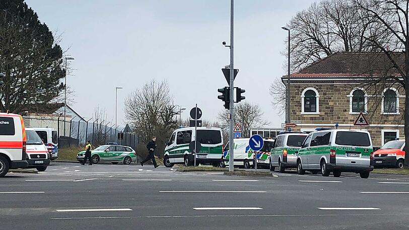 Polizei und Rettungskräfte sind mit einem Großaufgebot vor Ort.