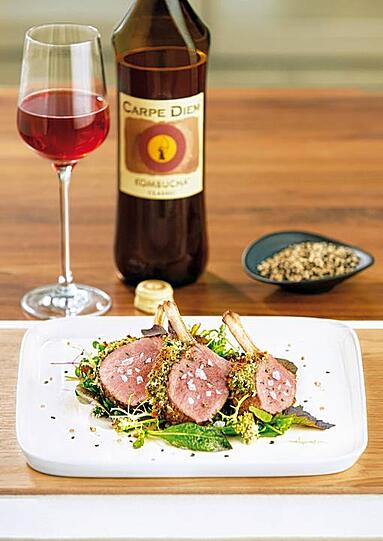 Perfektion für alle Sinne: Lammchops und Carpe Diem Kombucha Classic